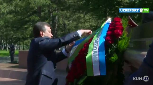 Shavkat Mirziyoyev Motamsaro ona haykali poyiga gulchambar qo‘ydi