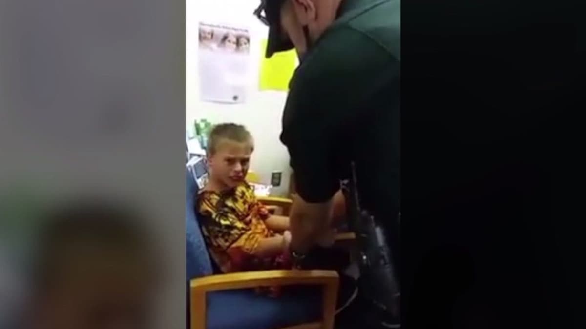 AQSh politsiyasi autizmga chalingan 10 yoshli bolani hibsga oldi