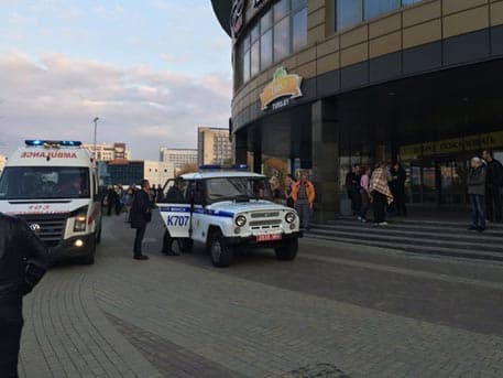 Minskda benzinda ishlovchi arra va bolta bilan qurollangan erkaklar savdo markazida odamlarga hujum qildi