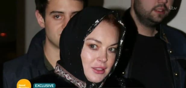 Lindsi Lohan ro‘mol sabab Hitrou aeroportida qo‘shimcha tekshiruvdan o‘tkazildi