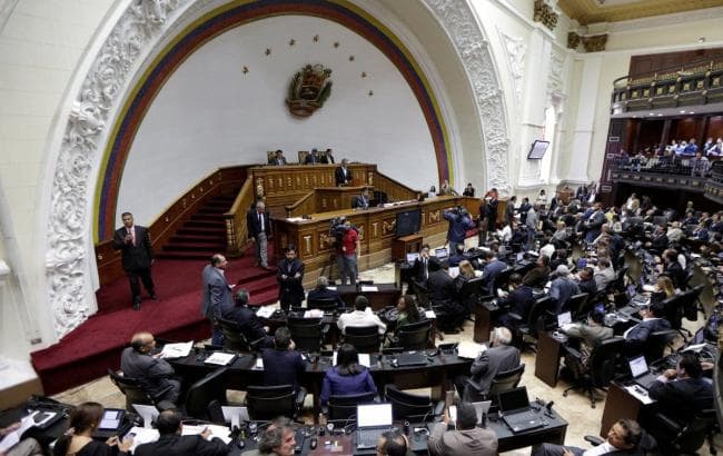 Venesuela oliy sudi o‘ziga parlament vakolatlarini olish qarorini bekor qildi