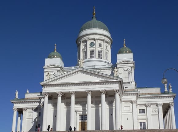 Xelsinkida haydovchi mashinasida olomon ustiga bosib bordi 
