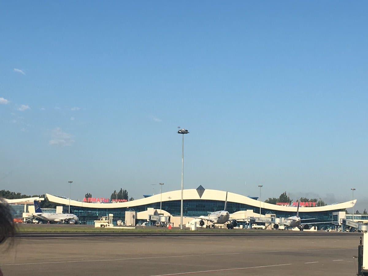 Olmaota aeroportida favqulodda holat tufayli odamlar ko‘chirildi
