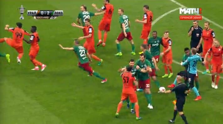 Mushtlar bilan kelgan sovrin: «Lokomotiv» va «Ural» uchrashuvi ommaviy janjal bilan tugadi