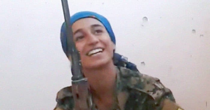 Video: Suriyalik mergan qiz dushman o‘qi boshi ustidan uchib o‘tishini kulgi bilan qarshiladi
