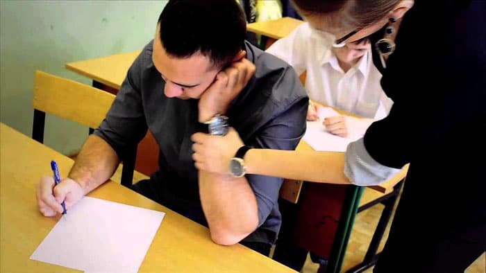 Auditoriyaga telefon va shpargalka olib kirishga uringan abituriyent test sinovidan chetlatiladi