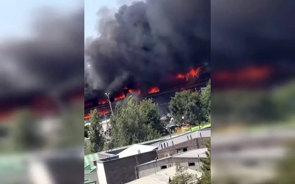 На рынке «Изза» произошёл пожар в торговых павильонах
