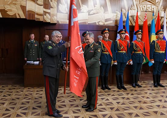 Shoygu o‘zbekistonlik hamkasbiga G‘alaba Bayrog‘i nusxasini topshirdi