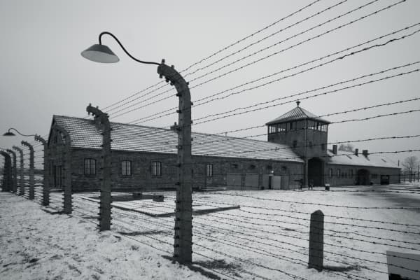 Польшада “поляк концлагерлари” деган жумла учун уч йиллик қамоқ жазоси жорий этилди