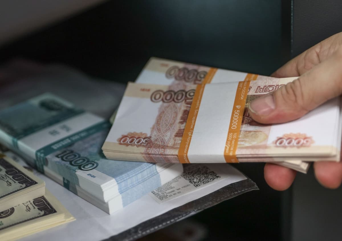 Россиядан қатор давлатларга 1 млн рублдан ортиқ нақд пул олиб чиқиш тақиқланди