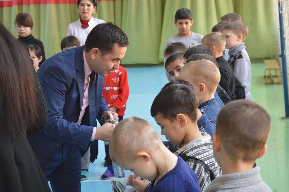 Toshkent moliya institutida imkoniyati cheklangan bolalarga bag‘ishlab xayriya aksiyasi o‘tkazildi 