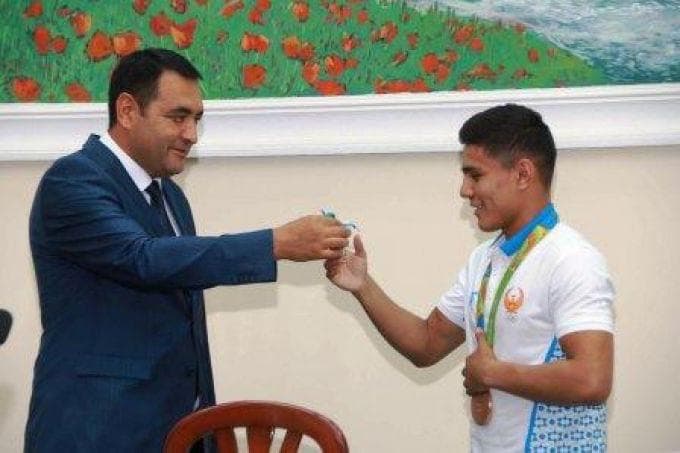 Olimpiada sovrindori Murodjon Ahmadaliyevga Namangandan ikki xonali xonadon kaliti berildi