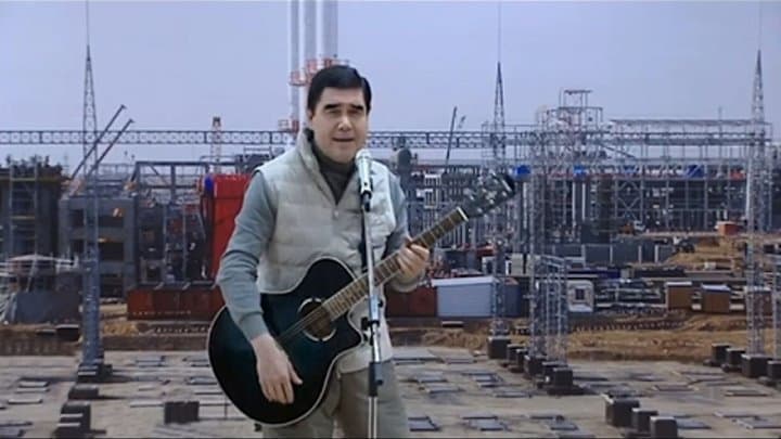 Video: Turkmaniston prezidenti saylovchilar qarshisida gitara chalib, qo‘shiq kuyladi