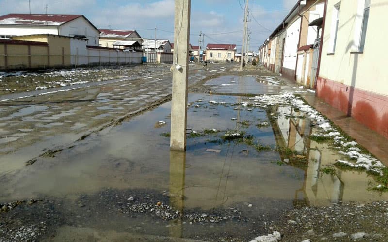 Guliston tumanidagi namunali uylarning namunasiz ko‘chalari. Mutasaddilar bunga nima deydi?