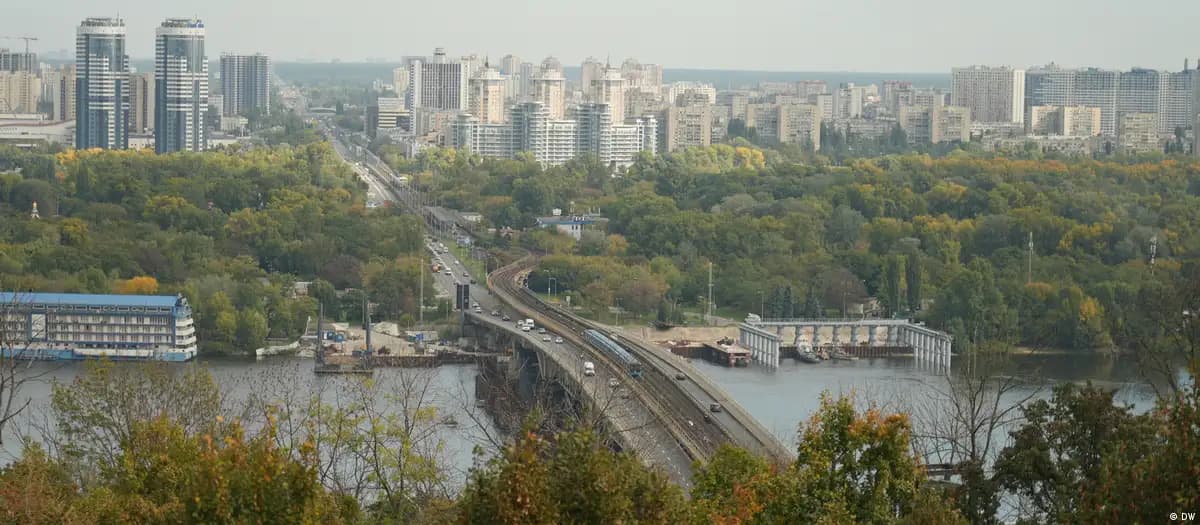 Киевга ракета зарбасида 21 ёшли қиз ҳалок бўлди, метро ҳам шикастланди