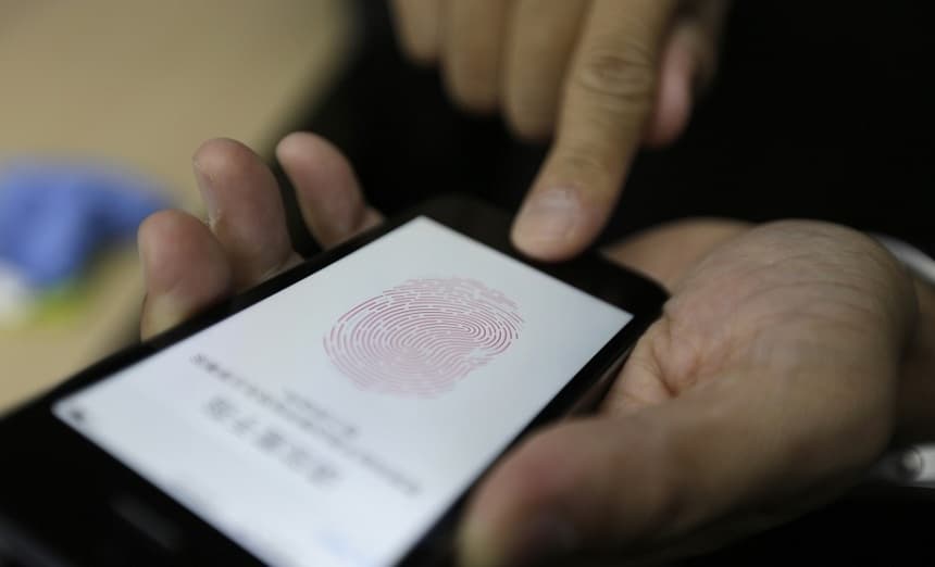 6 yoshli qizcha barmoq izlari skaneri smartfonni himoya qilmasligini isbotladi