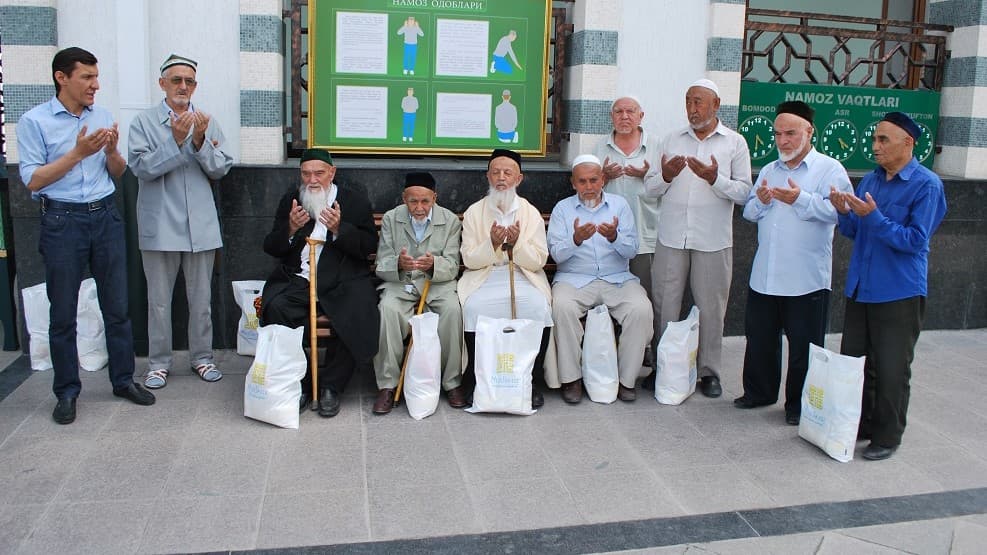 “Shayx Zayniddin” masjidi vakillari “Xotira va qadrlash” kunida xayriya tadbirlari o‘tkazdi