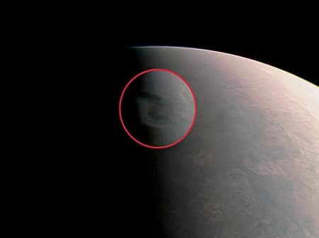 Juno zondi Yupiterdagi ulkan tornadolarni suratga oldi