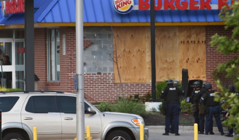 Baltimorda qidiruvdagi shaxs politsiyadan qochib, Burger King xodimlarini garovga oldi