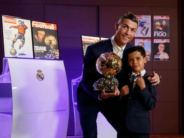 Ronaldu «Barmoq bilan sanarli futbolchilardan biri ekanimdan faxrlanaman» 