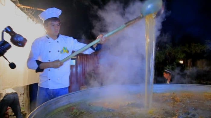 «Navbat hovuzda choy damlashga». Marg‘ilonlik oshpaz 2 ming litrlik sho‘rva qaynatdi