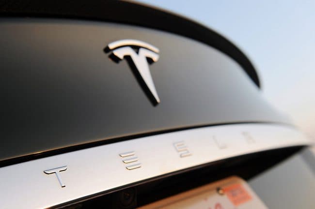 Tesla Pekindagi YTHdan keyin "avtopilot" so‘zidan voz kechdi