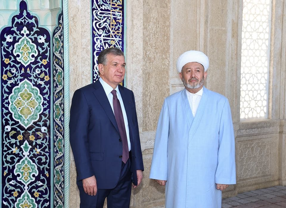 Foto: Shavkat Mirziyoyev Samarqandga tashrifini Islom Karimov qabrini ziyorat qilishdan boshladi