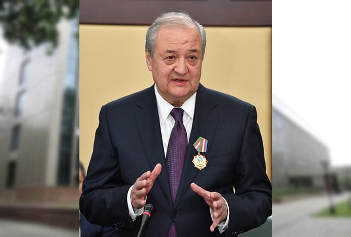 Shavkat Mirziyoyev Abdulaziz Komilovni mukofotladi