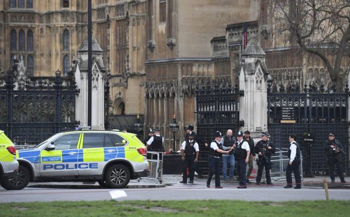 Britaniya parlamenti oldida otishma ro‘y berdi, qurbonlar bor