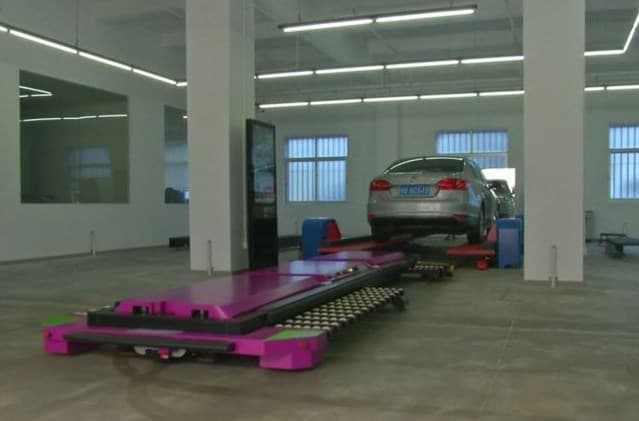 Xitoyda avtomobilni turargohga joylashtiruvchi robot yaratildi