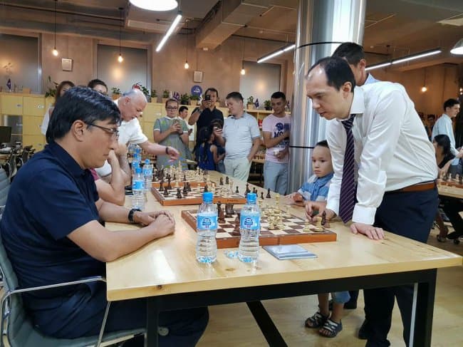 Rustam Qosimjonov o‘zbekistonlik mashhur tadbirkorlarga qarshi dona surdi