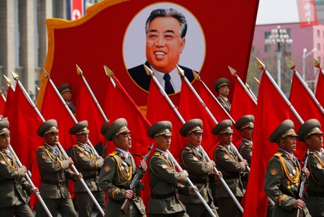 Shimoliy Koreya asoschisi Kim Ir Sen sharafiga o‘tkazilgan harbiy paraddan fotojamlanma