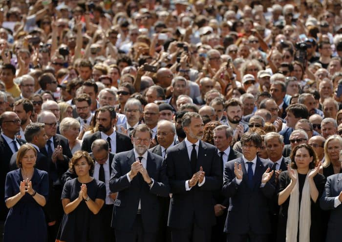 Foto: Barselonadagi terakt qurbonlari xotirasiga bir daqiqa sukut saqlandi