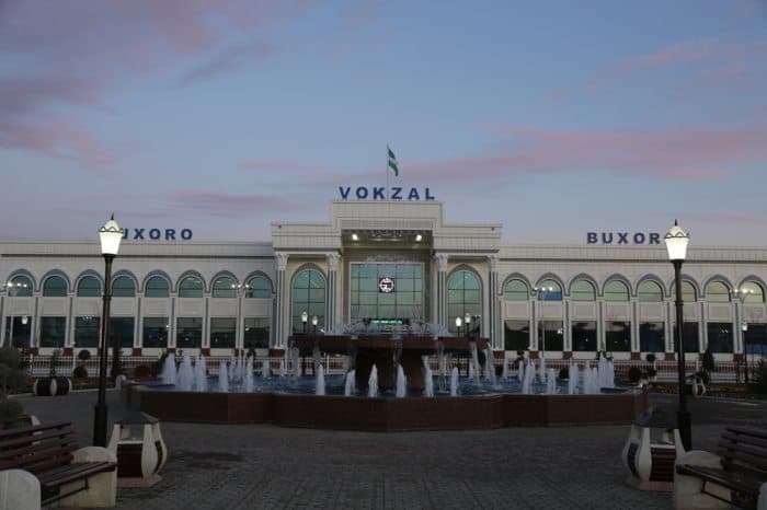 Prezident Buxoro temir yo‘l vokzalidagi sharoitlar bilan tanishdi