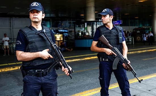 Istanbulda aeroport binosi yonida otishma yuz berdi