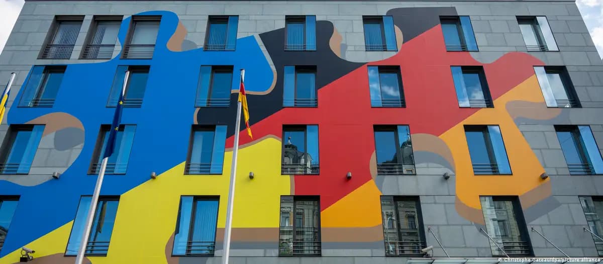 Ғарб элчихоналари Киевдан кўчиш режасини тайёрламоқда — The Guardian