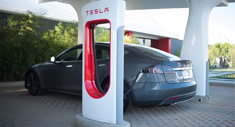 2017 yildan keyin Tesla mashinalarini sotib olganlar quvvatlash stansiyalaridan foydalanganlik uchun haq to‘laydilar