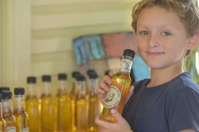 Avstraliyalik 7 yoshli bola poni olish uchun 2 yil davomida limonad sotdi