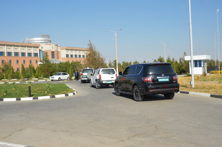 Фото: Бадавлат араблар ов учун Навоийга келмоқда