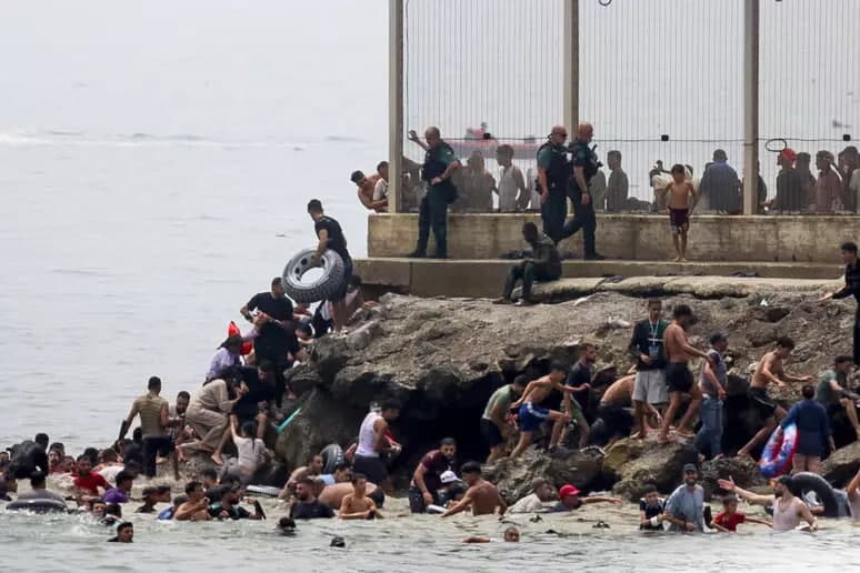 Italiya “migrantlar bosqini” sababli Ispaniya bilan chegaralarini yopdi