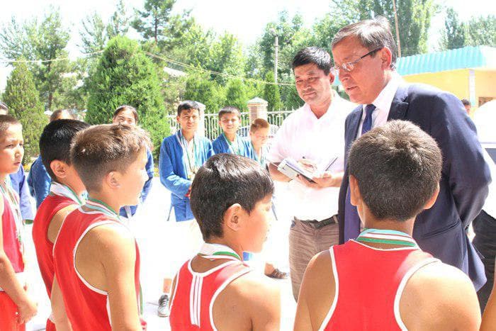 Andijon viloyati hokimi marhamatlik yoshlar bilan muloqotda bo‘ldi