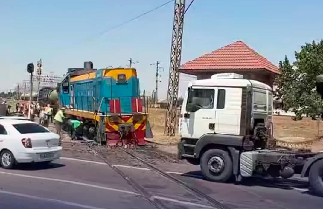 Ohangaronda poyezd relsdan chiqib ketdi