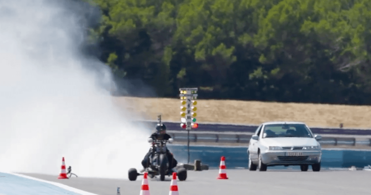 Frantsuz poygachisi trisiklda yarim soniyada 100 km/s tezlikni qayd etdi