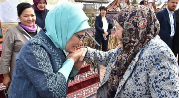 Turkiyaning birinchi xonimi qozog‘istonliklarning mehrini qozondi (fotojamlanma)