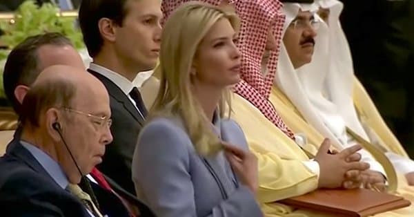Video: Amerikalik keksa vazir Tramp nutq so‘zlayotgan vaqtda uxlab qoldi