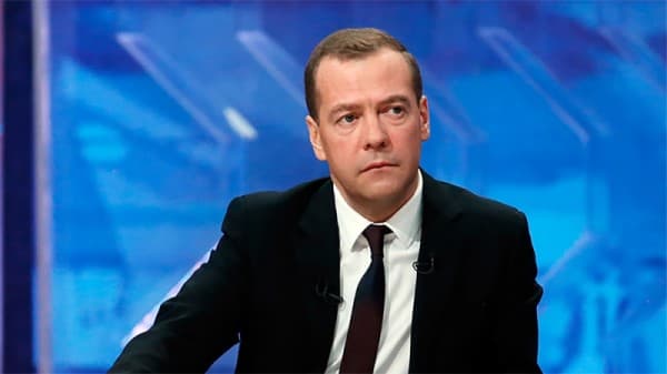 «U sizga Dimon emas». Medvedev Navalniyni nega sudga bermaganini aytdi