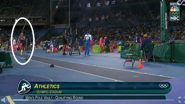 Amerikalik sportchi yugurishni boshlagan vaqtida mamlakati madhiyasini eshitib, yugurishdan to‘xtadi