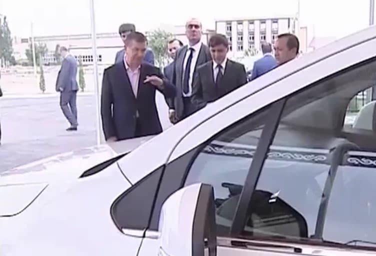 Prezident O‘zbekistonda ishlab chiqariladigan yangi avtomobil modeli bilan tanishdi