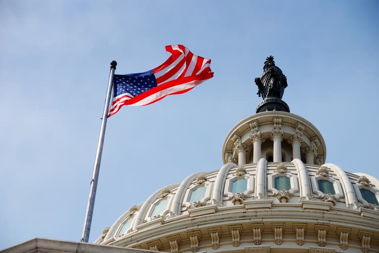 Amerika senatorlari Rossiyaga qarshi yangi sanksiyalar borasida kelishib olishdi
