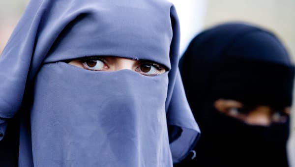 Germaniya sudi maktab o‘quvchilari darslarga niqobda kelishini man qildi